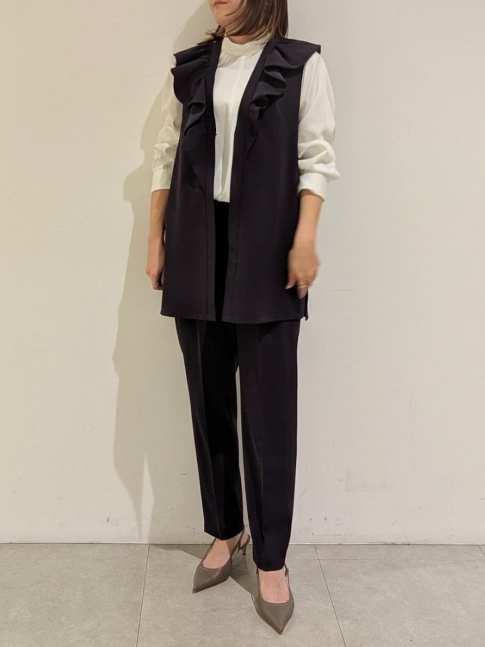 「春先取り、30代コーデ、ママファッション、セットアップ、骨格ストレート、イエベ秋、160cm、セレモニー、オケージョン、カリテ(qualite)」｜「qualiteの【入卒/セレモニー/オケージョン】バックペプラムジレ（ベスト、ブルー系）」を使った、koeさん（骨格ストレート・レディース・160cm）の冬コーディネートの1枚目の写真