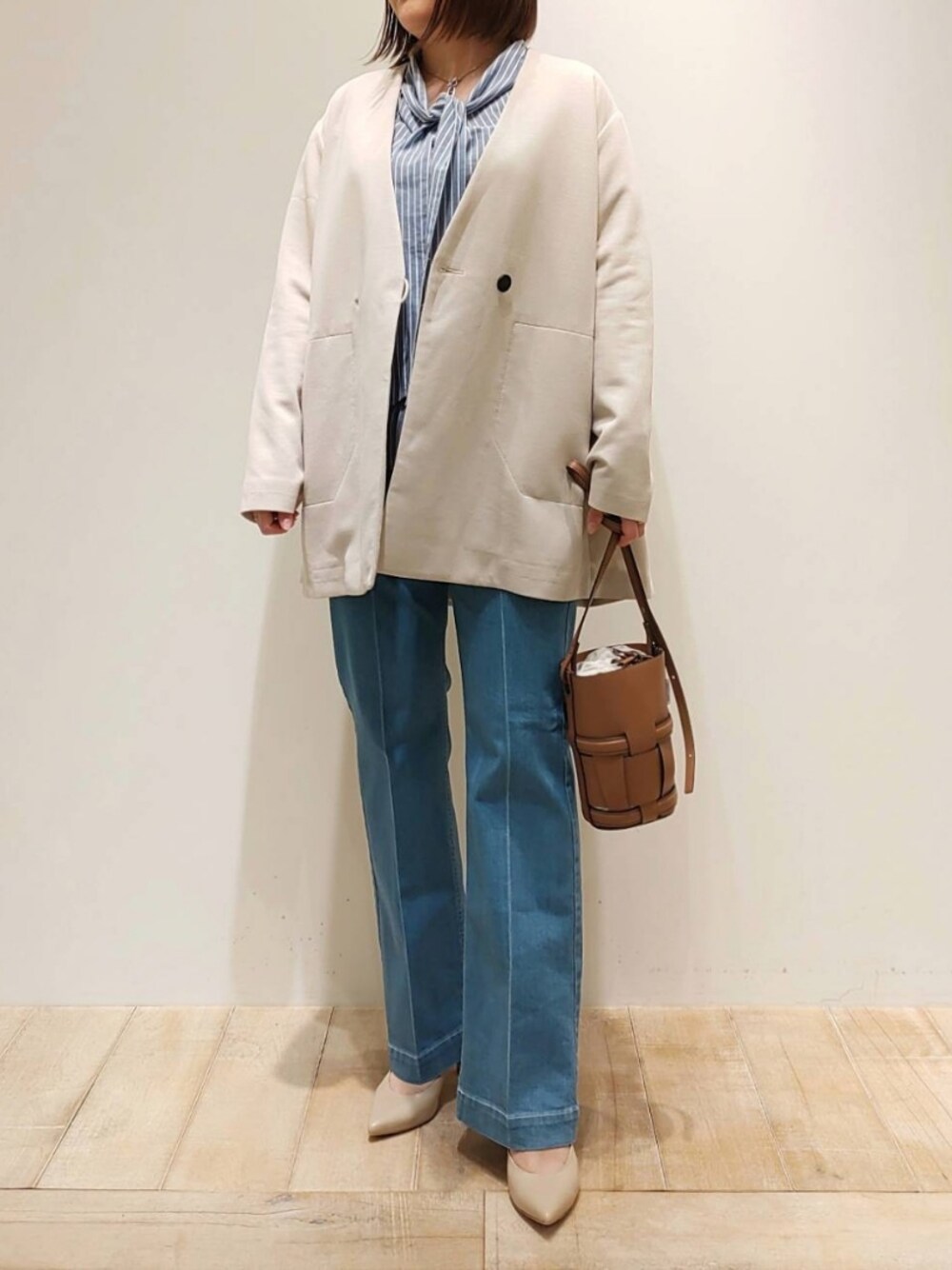 「qualite、カリテ(qualite)、ライトアウター、春服デビュー宣言、パンツスタイル、デニムパンツ」｜「qualiteのダブルジャージミドルコート（ノーカラーコート、ベージュ系）」を使った、koeさん（レディース・160cm）の春コーディネートの1枚目の写真