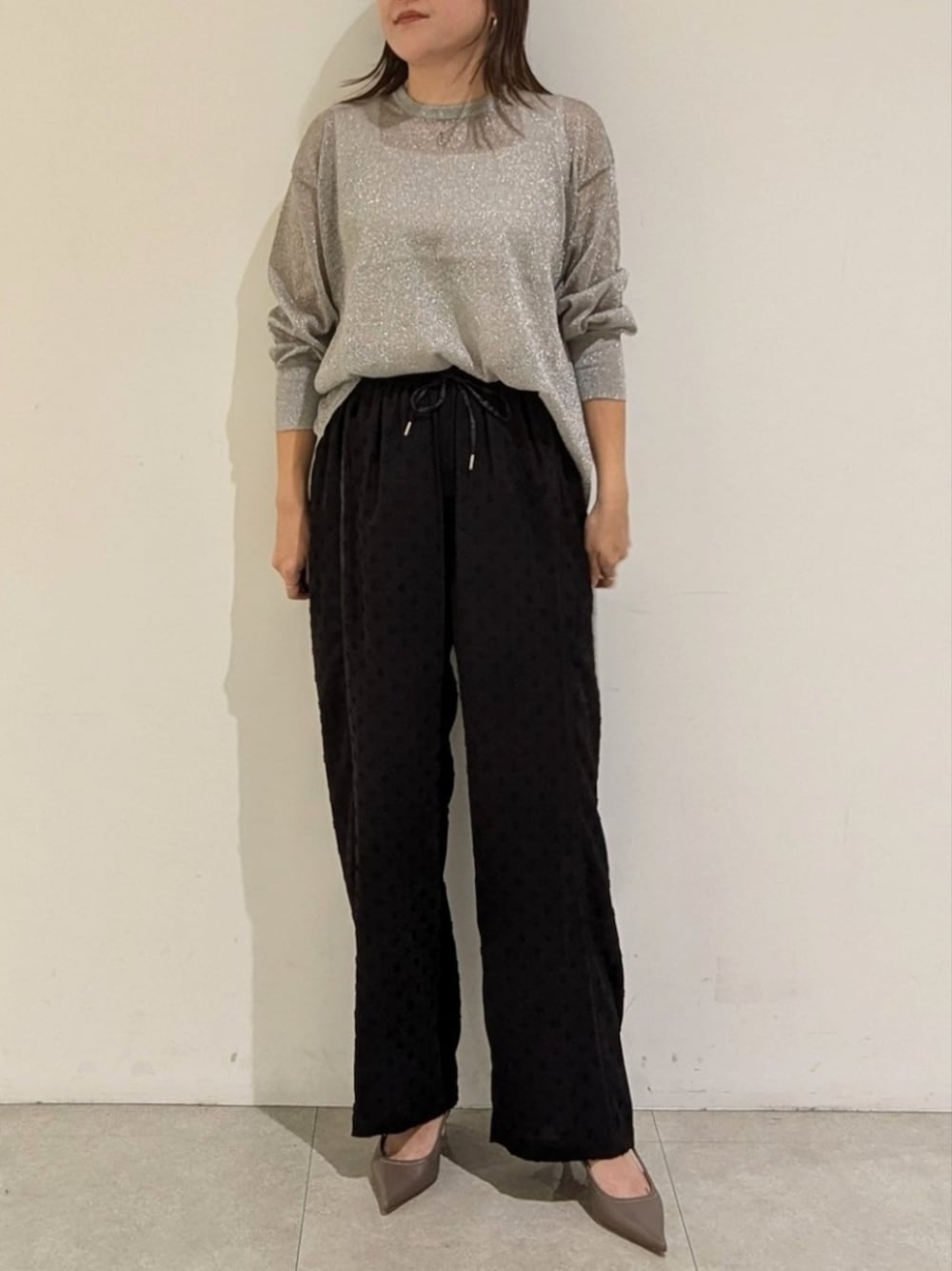 ホワイト系のタンクトップ、シルバー系のTシャツ/カットソー、ブラック系のその他パンツを着用したレディースの夏コーディネートの1枚目の写真