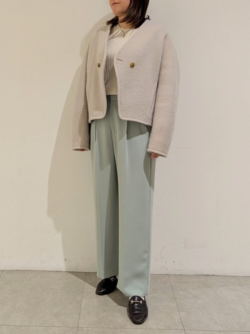 「真冬のあったかスタイル、大人コーデ、休日スタイル、ニット/セーター、春カラー、秋冬コーデ、骨格ストレート、イエベ秋、カリテ(qualite)、パンツスタイル、春色」｜「qualiteのモヘアシャギーショートーコート（ノーカラーコート、ベージュ系）」を使った、koeさん（骨格ストレート・レディース・160cm）の冬コーディネートの1枚目の写真