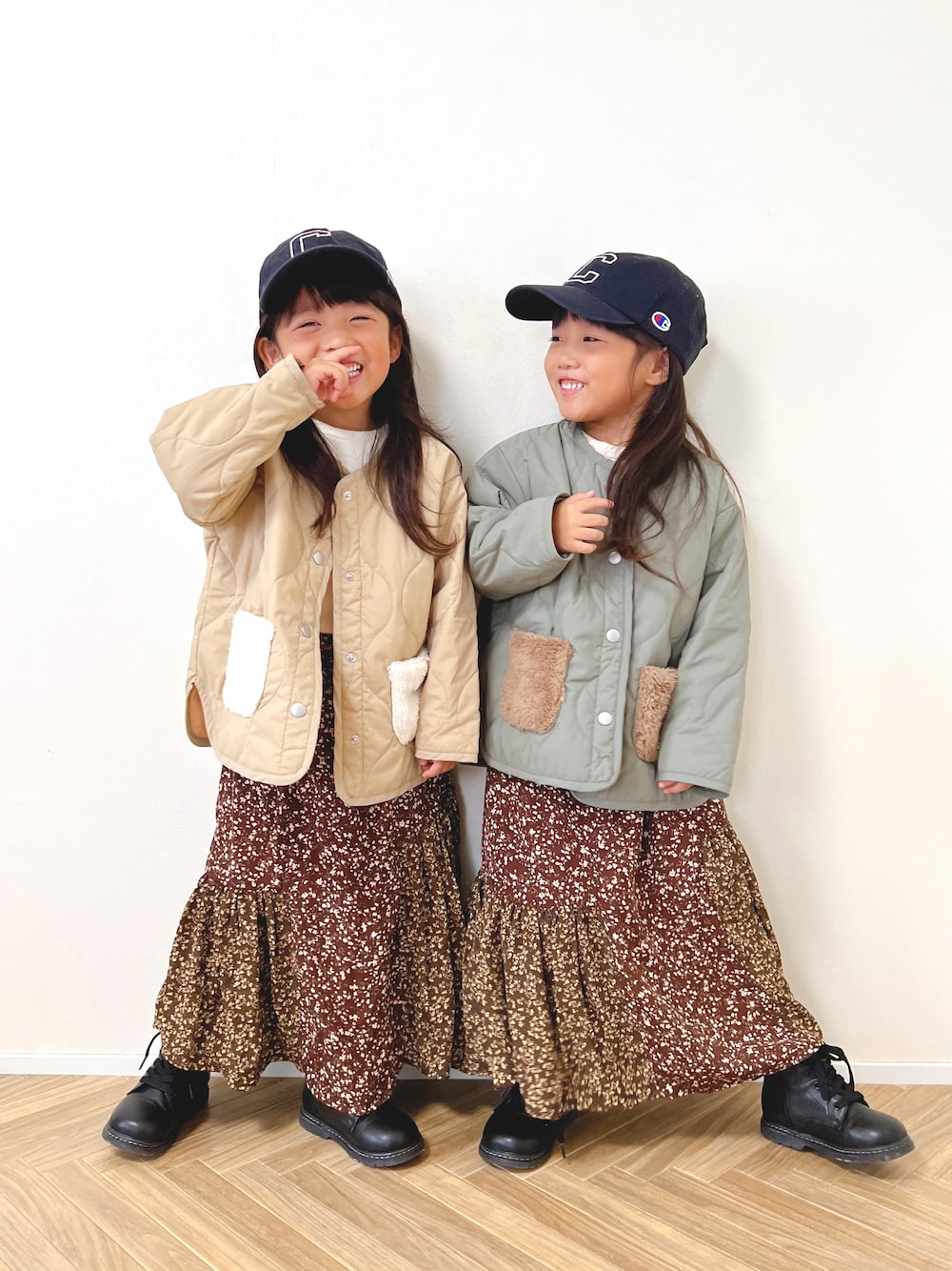 「キッズファッション、女の子コーデ、カジュアルコーデ、冬コーデ、おでかけコーデ、着回しコーデ、双子コーデ、韓国子供服、5歳、プチプラ、お出かけコーデ」｜「Championの【Champion(チャンピオン）】別注キャップ(KIDS)（キャップ、ブルー系）」を使った、monarunatwinsさん（キッズ・110cm）の冬コーディネートの1枚目の写真