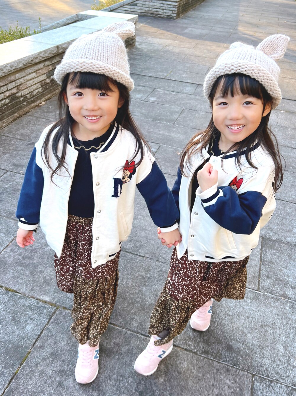 「キッズファッション、女の子コーデ、カジュアル、スニーカー、着回しコーデ、おでかけコーデ、5歳、プチプラ、おさんぽコーデ、双子コーデ、ZARA、ZARA KIDS」｜「riziere officialのアイテム（ニットキャップ/ビーニー、ホワイト系）」を使った、monarunatwinsさん（キッズ・110cm）の冬コーディネートの1枚目の写真