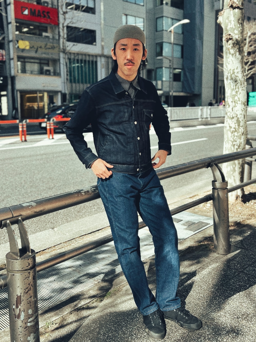 「デニム、デニムジャケット、デニムパンツ、ワークマン、イスラムワッチ、ビーニー、ニット、ニット帽、春夏コーデ、Wrangler、古着MIX、おしゃれさんと繋がりたい、帽子、手編み、OVERRIDE」｜「OVERRIDEのOVERRIDE CROCHET SHORT BEANIE（ニットキャップ/ビーニー、グリーン系）」を使った、RANRANさん（メンズ・185cm）の冬コーディネートの1枚目の写真
