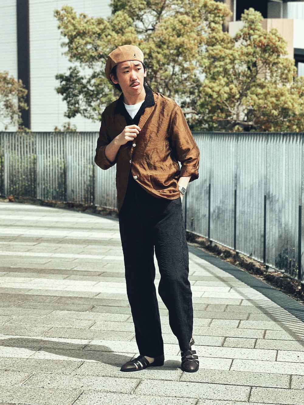 「シンプルスタイル、リラックススタイル、カジュアルコーデ、シンプルコーデ、春夏コーデ、ジャケット、JEANASiS、ZARA、KANGOL、ハンチング、キャスケット、リゾートスタイル、グルカサンダル、おしゃれさんと繋がりたい、キレイめ」｜「KANGOLのKANGOL SMU TROPIC GALAXY（ハンチング/ベレー帽、ベージュ系）」を使った、RANRANさん（メンズ・185cm）の春コーディネートの1枚目の写真