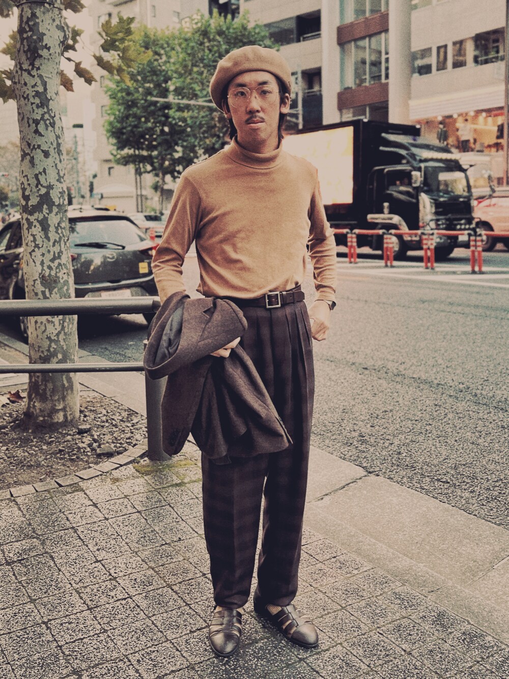 「シンプルスタイル、大人コーデ、ベレー帽、ベレー帽×メガネ、いいね、save、フォローお願いします🤑、タートルネック、スラックス、おしゃれさんと繋がりたい、秋冬コーデ、テーラードジャケット、カジュアル、キレイめ、OVERRIDE、古着MIX、メガネ男子」｜「OVERRIDEの【FINE BOYS11月号掲載】OVERRIDE  BASQUE BASIC BERET（ハンチング/ベレー帽、ベージュ系）」を使った、RANRANさん（メンズ・185cm）の秋コーディネートの1枚目の写真