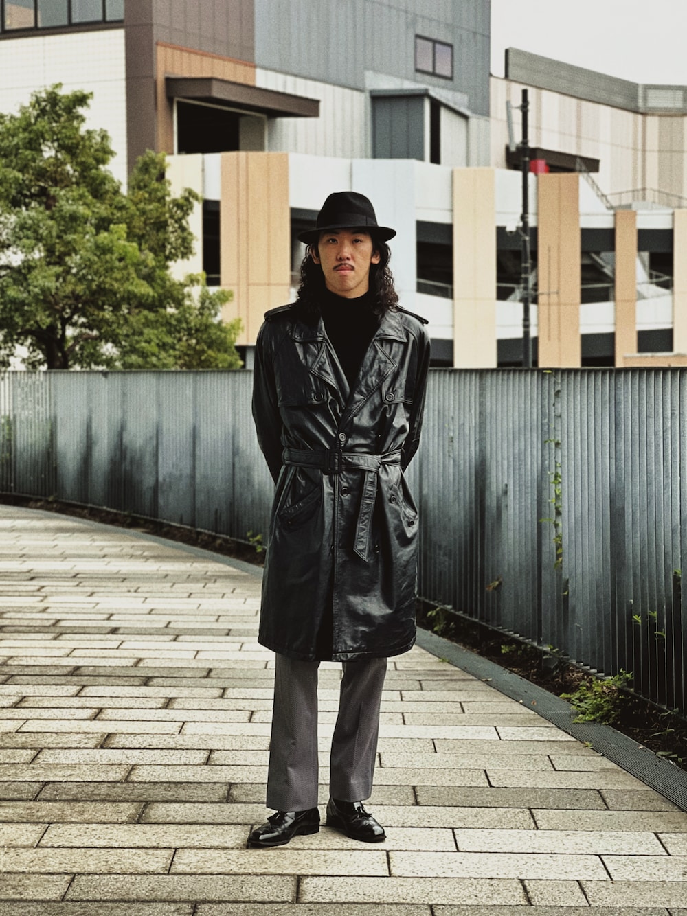 ブラック系のハットを着用したメンズの秋コーディネートの1枚目の写真