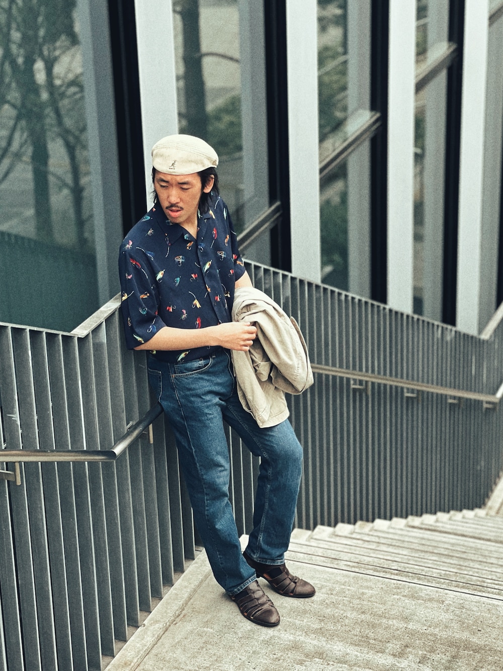 「カジュアルコーデ、春コーデ、KANGOL、BANANA REPUBLIC、Levi's、春夏コーデ、夏コーデ、ハンチング、アロハシャツ、デニム、おしゃれさんと繋がりたい、いいね、save、フォローお願いします🤑、古着MIX、お洒落さんとつながりたい、GU」｜「KANGOLのKANGOL TROPIC 504 VENTAIR（ハンチング/ベレー帽、ベージュ系）」を使った、RANRANさん（メンズ・185cm）の春コーディネートの1枚目の写真