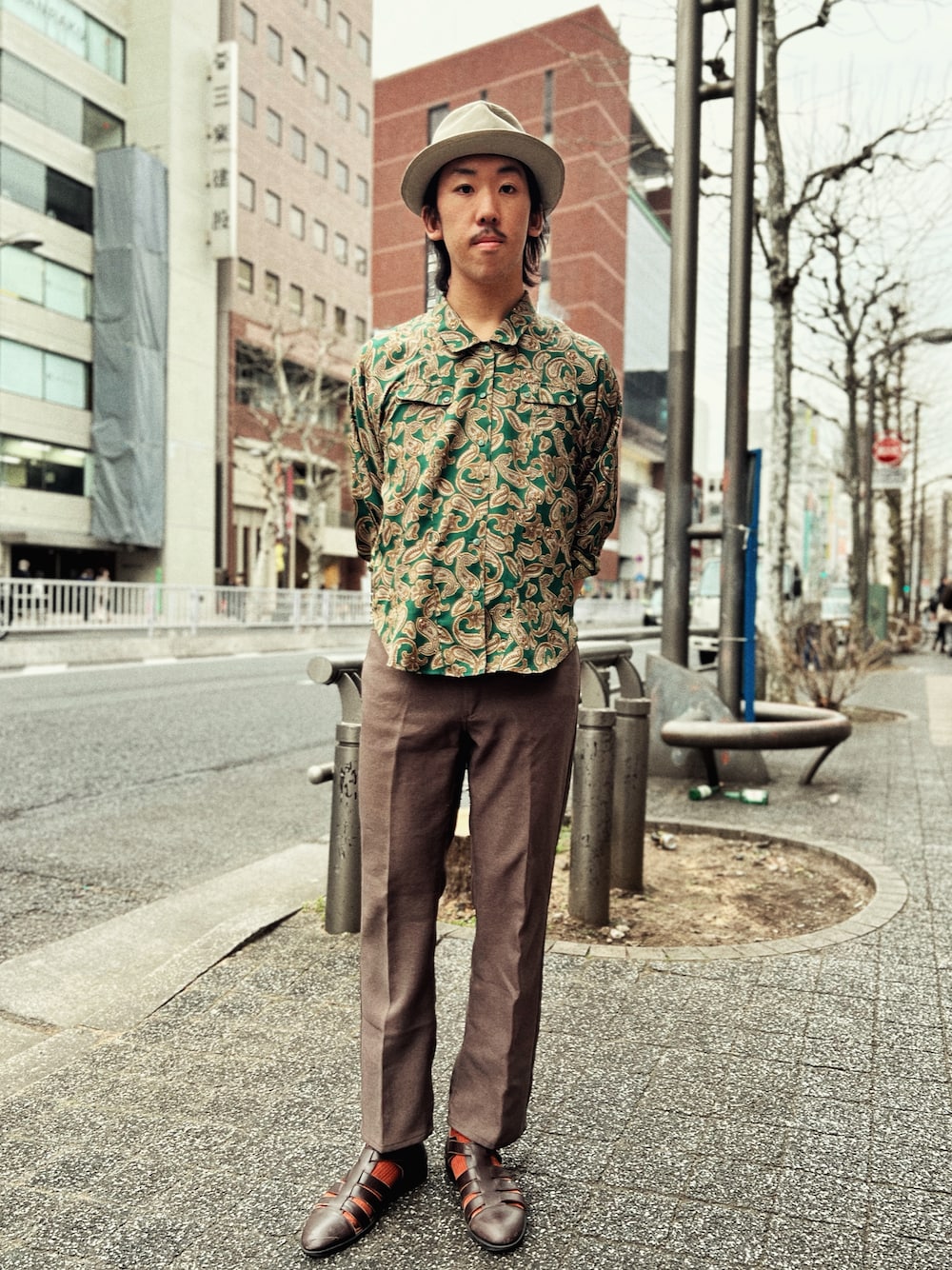 「レディースアイテム、ペイズリー、グルカサンダル、中折れハット、帽子、Wrangler、arth、メンズファッション、古着MIX、古着好きな人と繋がりたい、シンプル、春夏コーデ、誕生日、シャツスタイル、ハット」｜「arthのarth Co Paper Cloth Tiro（ハット、ベージュ系）」を使った、RANRANさん（メンズ・185cm）の冬コーディネートの1枚目の写真
