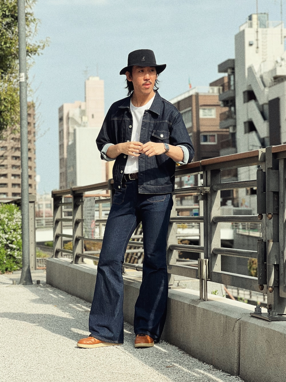 「春のNewスタイル、カジュアルコーデ、春、シンプルコーデ、デニム、ワークマン、Wrangler、VANS、KANGOL、バケットハット、高身長コーデ、春コーデ、いいね、save、フォローお願いします🤑、シンプル、帽子」｜「KANGOLのKANGOL TROPIC RAP HAT（ハット、ブラック系）」を使った、RANRANさん（メンズ・185cm）の春コーディネートの1枚目の写真