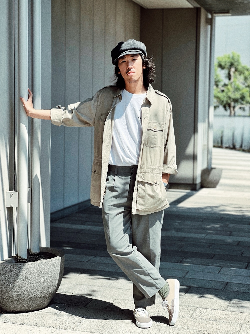 「秋服準備はじめました、古着MIX、サファリジャケット、キャスケット、VANS、スニーカー、カジュアルコーデ、秋のコーデ、おしゃれさんと繋がりたい、古着、帽子、arth、グレー、シンプル、古着好きな人と繋がりたい」｜「Banana Republicのアイテム（その他アウター、ベージュ系）」を使った、RANRANさん（メンズ・185cm）の夏コーディネートの1枚目の写真