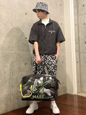 MARK & LONAのボストンバッグを使った人気ファッションコーディネート