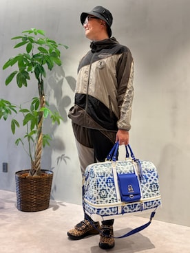 MARK & LONAのボストンバッグを使った人気ファッションコーディネート