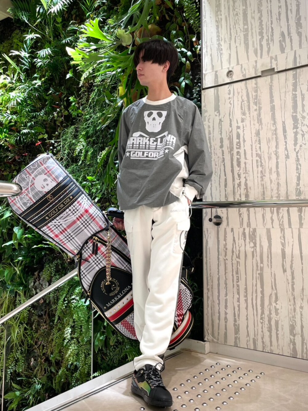 「MARK&LONA(MARK&LONA)、春のおしゃ見えテクニック、ゴルフ男子、新作、スポーツミックス、イージーパンツ、ゴルフシューズ、スカル、ゴルフコーデ、スニードジャック、キャディバッグ、ゴルフウェア、タウンユース、今日のコーデ、マークアンドロナ(MARK&LONA)」｜「MARK & LONAのKarma Camo Golf Sneaker | MEN and WOMEN（スニーカー、ブラック系）」を使った、MARK&LONAさん（メンズ・170cm）の春コーディネートの1枚目の写真