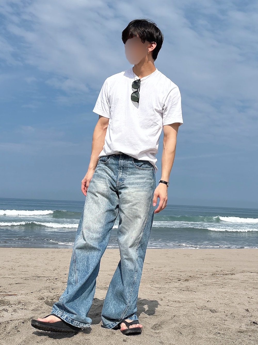 ホワイト系のTシャツ/カットソー、ブルー系のデニムパンツ、ブラック系のサンダルを着用したメンズの夏コーディネートの1枚目の写真