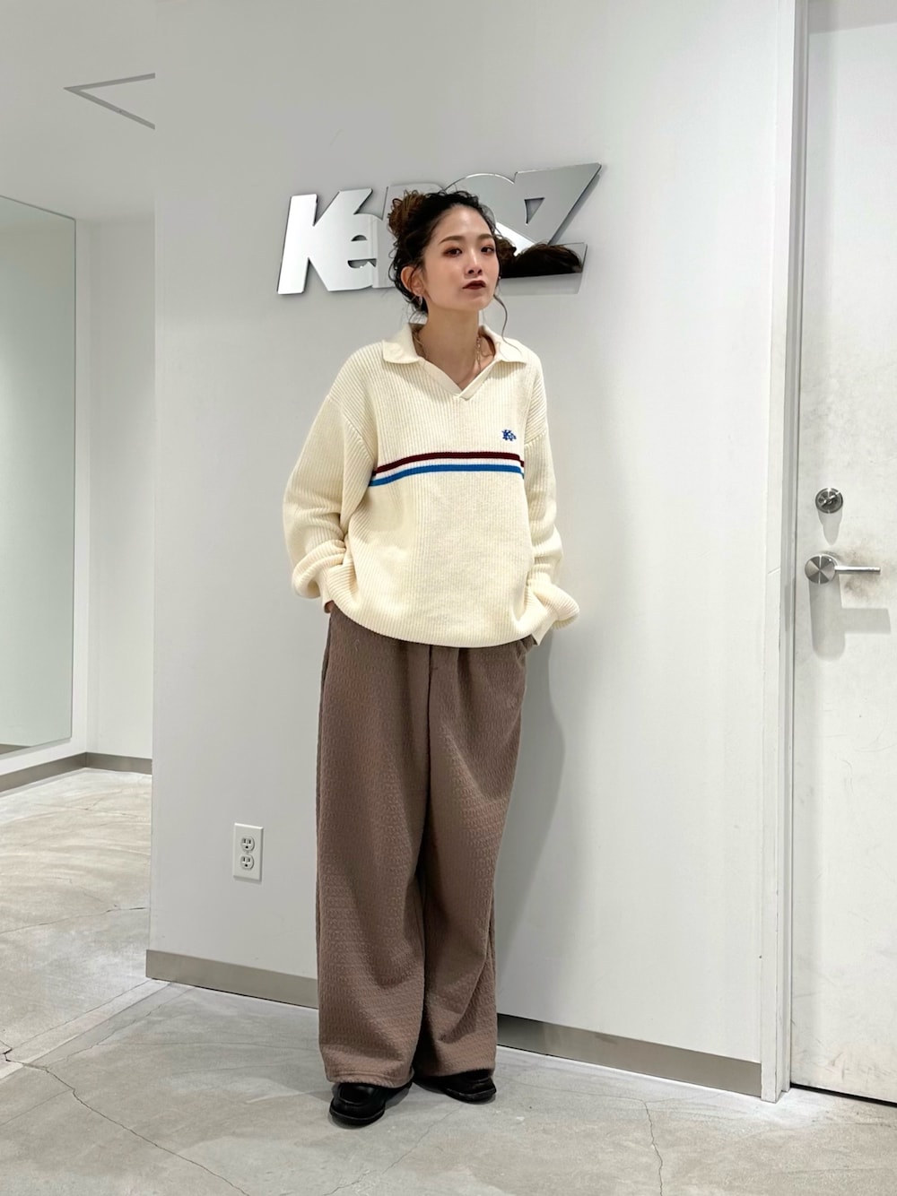 「KEBOZ、ニット、スキッパーニット、イージーパンツ、冬コーデ」｜「KEBOZのSKIPPER KNIT（ニット/セーター、ホワイト系）」を使った、CHiHOさん（レディース・157cm）の冬コーディネートの1枚目の写真