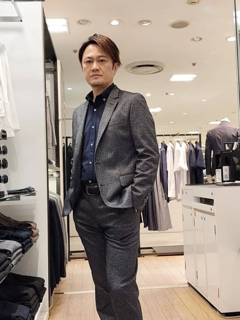 ブラック系のその他アウター、ブラック系のスーツパンツ、ブルー系のシャツ/ブラウスを着用したメンズの秋コーディネートの1枚目の写真