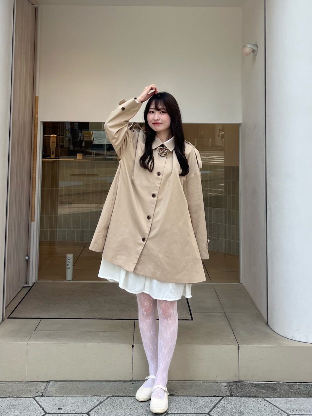 「最近のいい感じコーデ、大人カジュアル、今日のコーデ、春服、きれいめコーデ、あざとフェミニンコーデ、トレンチコート、淡色コーデ、ベージュコーデ、フレンチガーリー、ガーリーコーデ、レースタイツ、白ワンピース、カフェコーデ、バレエシューズ」｜「sheinのアイテム（タイツ/ストッキング、ホワイト系）」を使った、𝘴𝘩𝘪𝘰𝘳𝘪さん（骨格ウェーブ・レディース・163cm）の春コーディネートの1枚目の写真