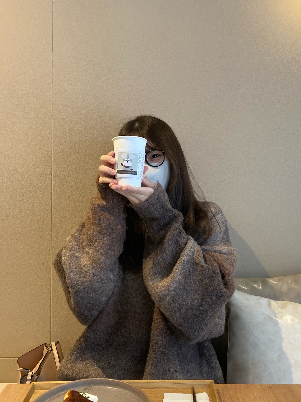 「淡色コーデ、ニットコーデ、プチプラ、WEGO、Kastane、骨格ウェーブ、カフェコーデ、キレイめカジュアル、カジュアルコーデ、ブルべ夏、冬コーデ、163cm、メガネ女子、ブラウンコーデ、ラクチンコーデ」｜「Kastaneのアイテム（ニット/セーター、ブラウン系）」を使った、𝘴𝘩𝘪𝘰𝘳𝘪さん（骨格ウェーブ・レディース・163cm）の冬コーディネートの1枚目の写真
