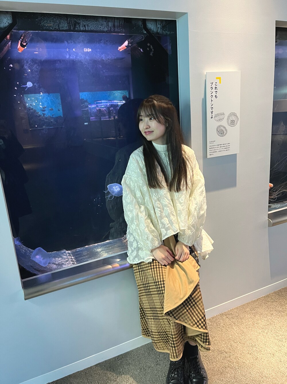 「冬服コーデ、お出かけコーデ、水族館コーデ、デートコーデ、一癖コーデ、ootd、きょコ、淡色コーデ、きれいめカジュアル、秋冬コーデ、ロングスカート、大人かわいい、スカートコーデ、163cmコーデ、骨格ウェーブ」｜「ackaのアイテム（その他トップス、ホワイト系）」を使った、𝘴𝘩𝘪𝘰𝘳𝘪さん（骨格ウェーブ・レディース・163cm）の冬コーディネートの1枚目の写真