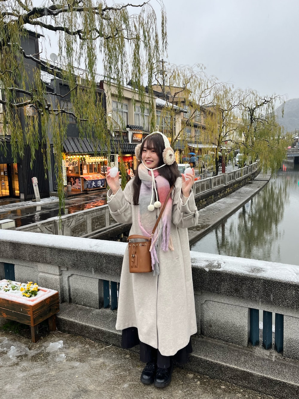 「冬アウター、お出かけコーデ、休日スタイル、キレイめカジュアル、冬服コーデ、ootd、雪の日、ロングコート、骨格ウェーブ、ブルべ夏、マフラーコーデ、淡色コーデ、GRL、マーメイドスカート、プチプラ」｜「FURLAのアイテム（ショルダーバッグ、ブラウン系）」を使った、𝘴𝘩𝘪𝘰𝘳𝘪さん（骨格ウェーブ・レディース・163cm）の冬コーディネートの1枚目の写真