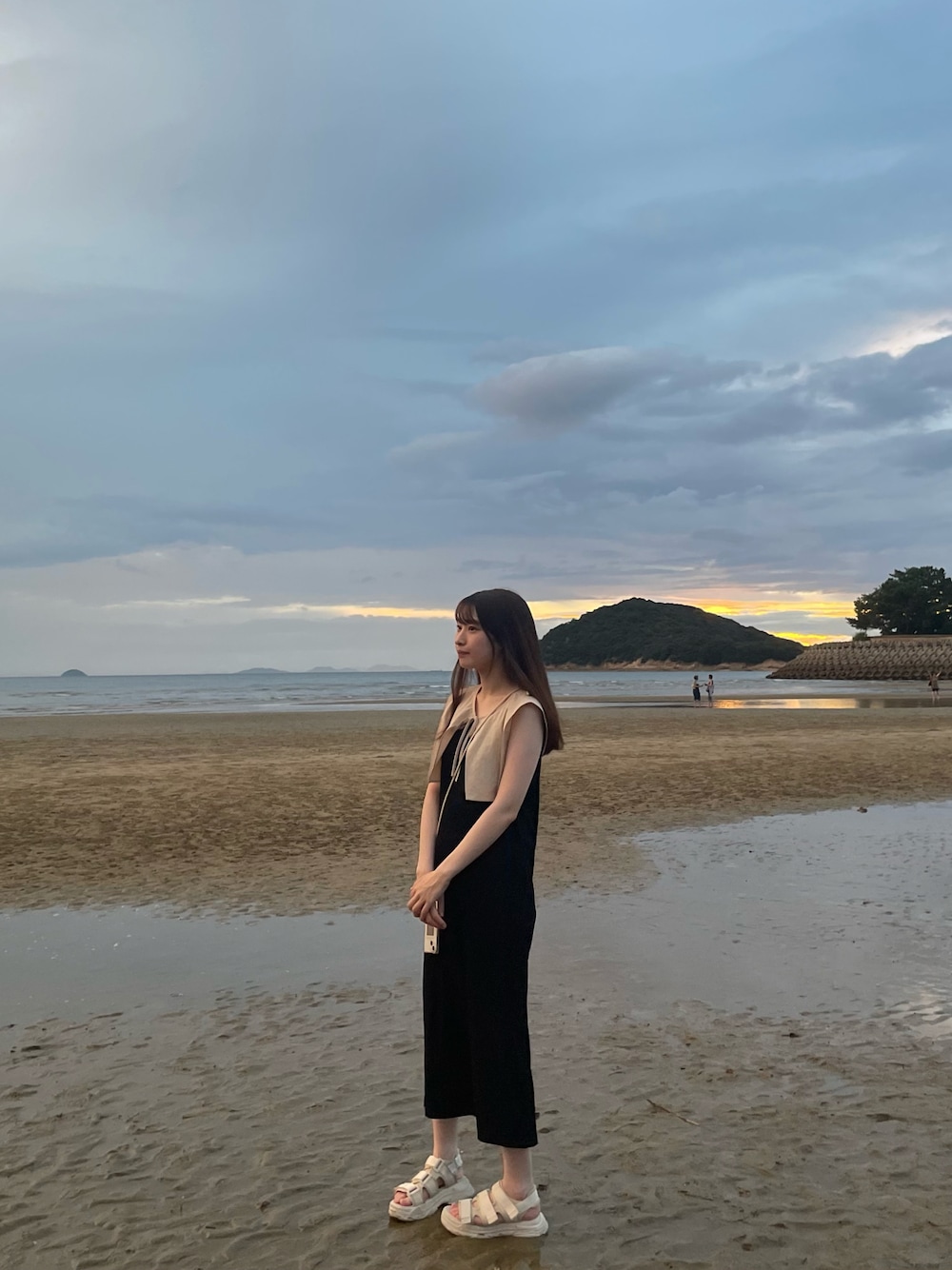 「夏コーデ、プチプラ、レイヤードスタイル、大人コーデ、レディースファッション、雨の日コーデ、シンプルスタイル、海コーデ、旅行コーデ、ootd、淡色コーデ、黒コーデ、ワンピース、サンダル」｜「yourmleのアイテム（トレンチコート、ベージュ系）」を使った、𝘴𝘩𝘪𝘰𝘳𝘪さん（骨格ウェーブ・レディース・163cm）の夏コーディネートの1枚目の写真