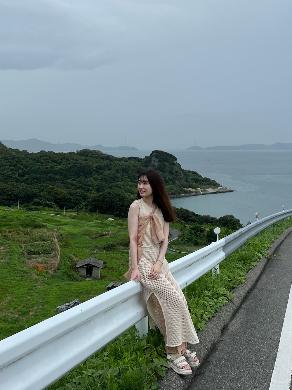「夏コーデ、海コーデ、旅行コーデ、初夏コーデ、休日スタイル、夏ファッション、高身長コーデ、シンプルコーデ、163cm、骨格ウェーブ、ラフコーデ、淡色コーデ、プチプラ、レイヤードスタイル、一癖ある淡色コーデ」｜「GUのアイテム（ワンピース、ベージュ系）」を使った、𝘴𝘩𝘪𝘰𝘳𝘪さん（骨格ウェーブ・レディース・163cm）の夏コーディネートの1枚目の写真