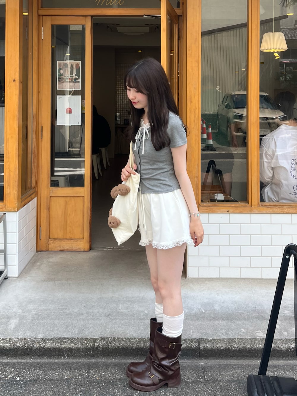 グレー系のカーディガン/ボレロ、ホワイト系のスウェットパンツ、ベージュ系のトートバッグを着用したレディースの夏コーディネートの1枚目の写真