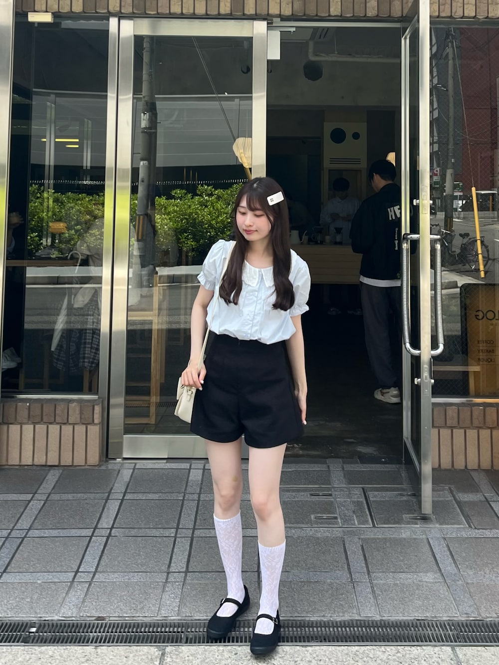 「夏ファッション、骨格ウェーブ、ブラウスコーデ、ブルーコーデ、水色シャツ、韓国ファッション、バレエコア、レースソックス、ガーリーコーデ、ブルベ夏、レイヤードスタイル、フレンチガーリー、デートコーデ、カフェコーデ、韓国コーデ」｜「sheinのアイテム（シャツ/ブラウス、ブルー系）」を使った、𝘴𝘩𝘪𝘰𝘳𝘪さん（骨格ウェーブ・レディース・163cm）の夏コーディネートの1枚目の写真