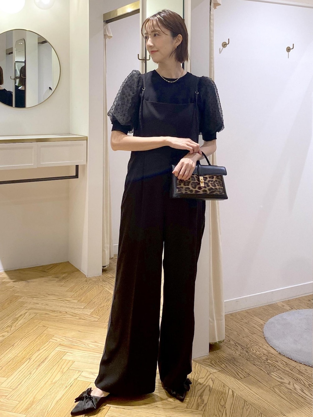 「ハンサムコーデ、ビス、半袖ニット、半袖、シアー、シアーニット、お出かけ、ミュール、フェミニンハンサム、ニューワーク、通勤、仕事着、きちんと感、デザインTOPS、ラインパンツ」｜「VISのデザインチェーンチョーカーネックレス（ネックレス、ゴールド系）」を使った、eric08さん（レディース・166cm）の夏コーディネートの1枚目の写真