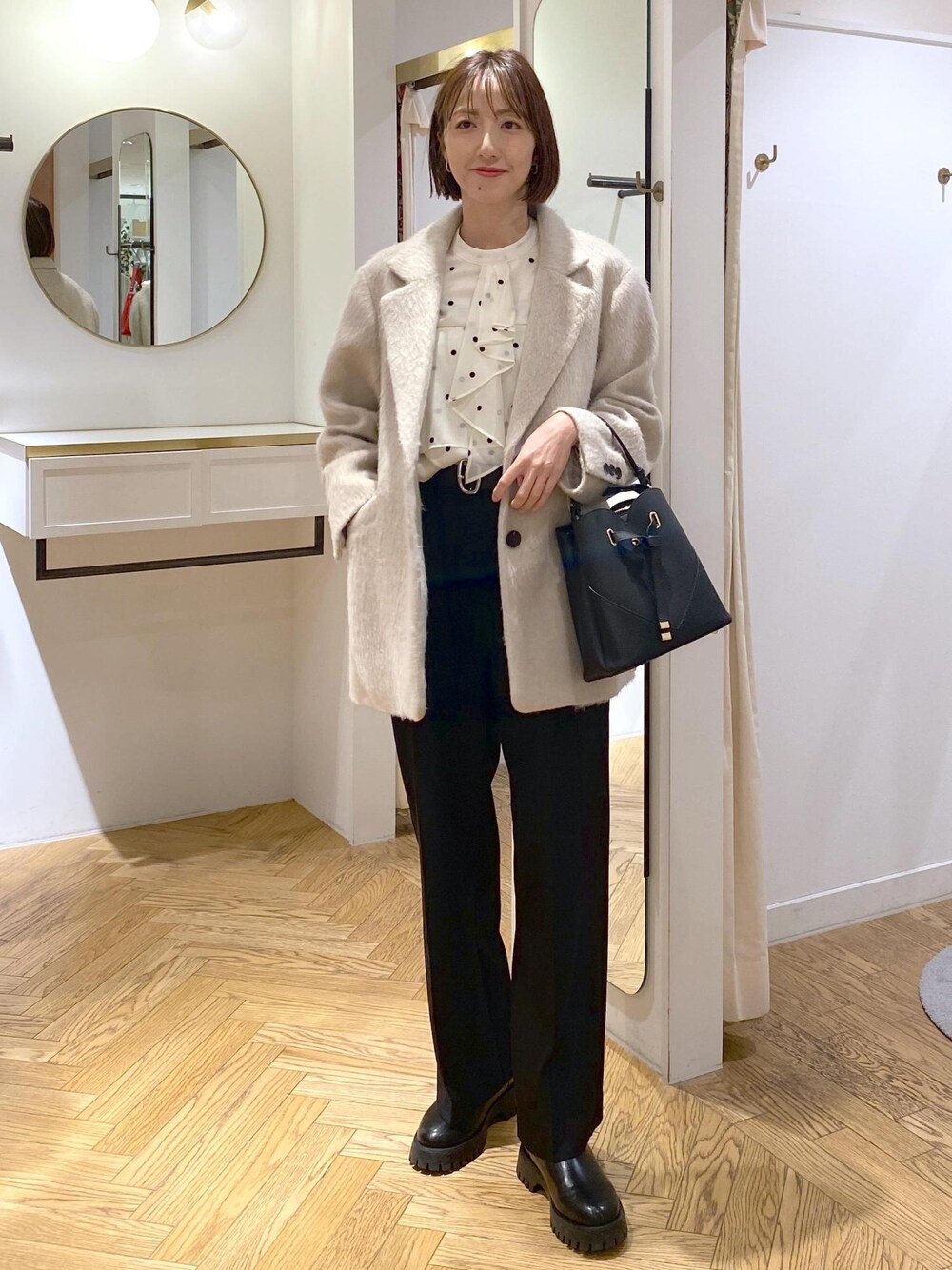 「大人シンプル、きれいめシンプル、きれいめカジュアル、オフィスカジュアル、仕事、仕事着、通勤、通勤服、ブラウスコーデ、ドット柄、ドット柄ブラウス、ワイドパンツ、きちんと感、学校行事、初春コーデ」｜「VISの【ご好評につき追加生産】【2WAY】ハートカットバッグ（ショルダーバッグ、ブラック系）」を使った、eric08さん（レディース・166cm）の冬コーディネートの1枚目の写真
