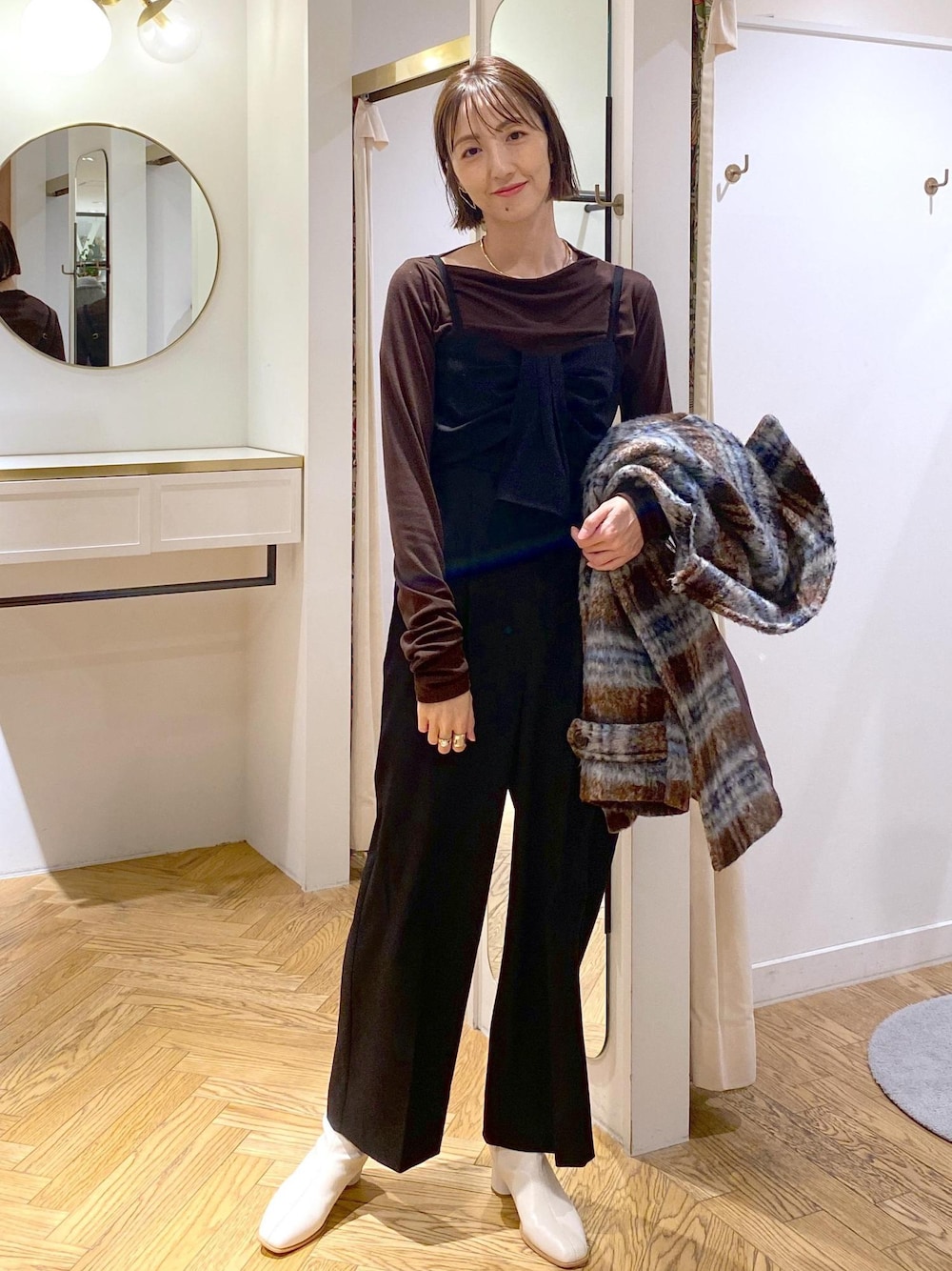 「大人シンプル、きれいめシンプル、きれいめカジュアル、楽ちんコーデ、サロペットコーデ、アウター、羽織り、pコート、チェック柄、ショートブーツ、お出かけ、高身長コーディネート、アラフォー、初冬コーデ、冬コーデ」｜「VISのチェーン付きワンハンドルバッグ（ハンドバッグ、ブラック系）」を使った、eric08さん（レディース・166cm）の冬コーディネートの1枚目の写真
