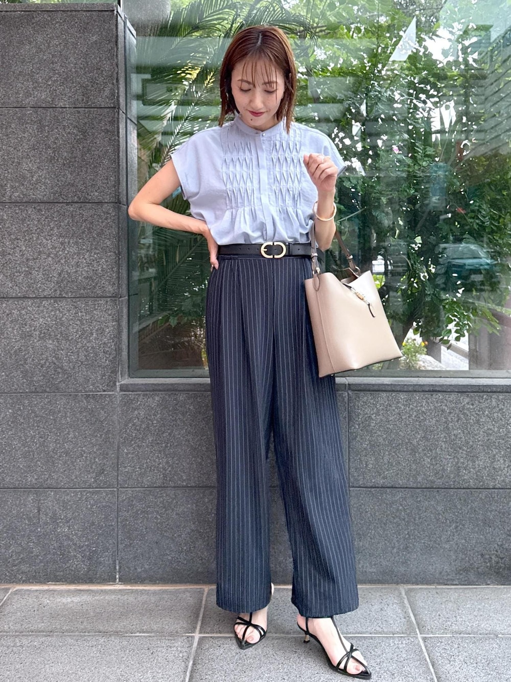 ブラック系のサンダル、ブルー系のシャツ/ブラウス、ブルー系のその他パンツを着用したレディースの夏コーディネートの1枚目の写真