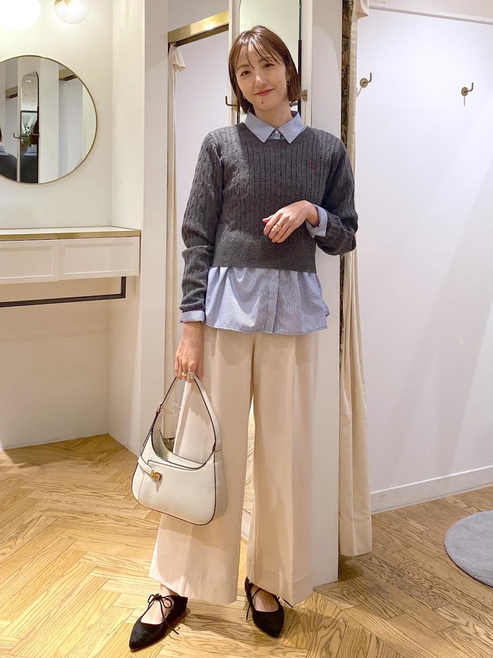 ホワイト系のハンドバッグ、ブルー系のシャツ/ブラウス、ベージュ系のその他パンツを着用したレディースの冬コーディネートの1枚目の写真