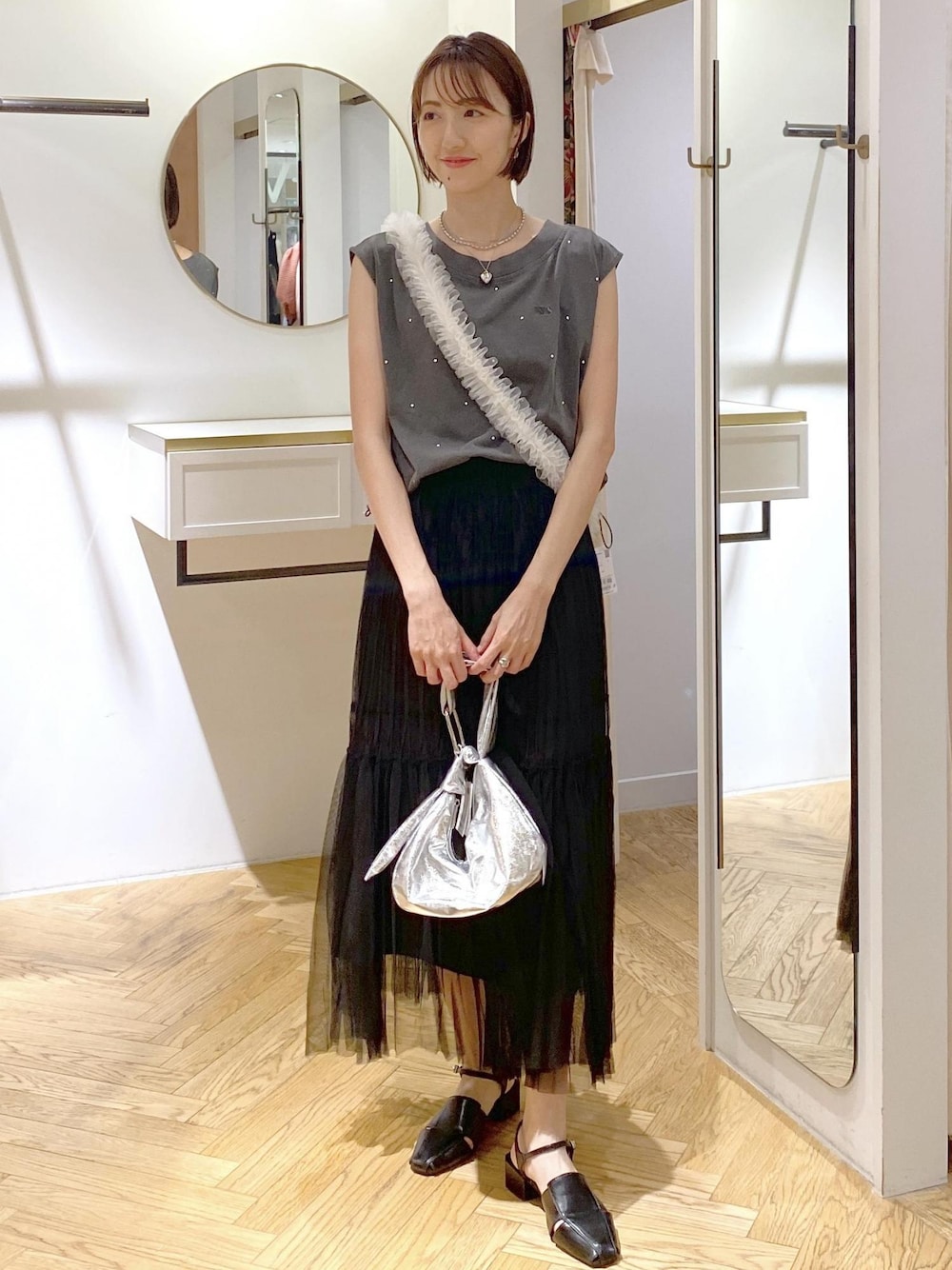 「シアー、チュール、キレイめカジュアル、高身長コーディネート、グレー、Tシャツ、カットソー、夏コーデ、大人カジュアル、スカートスタイル、ワントーンコーデ、モノトーンコーデ、カジュアルコーデ、シンプルコーデ、VIS」｜「Juzeのクローズトゥサンダル（サンダル、ブラック系）」を使った、eric08さん（レディース・166cm）の夏コーディネートの1枚目の写真