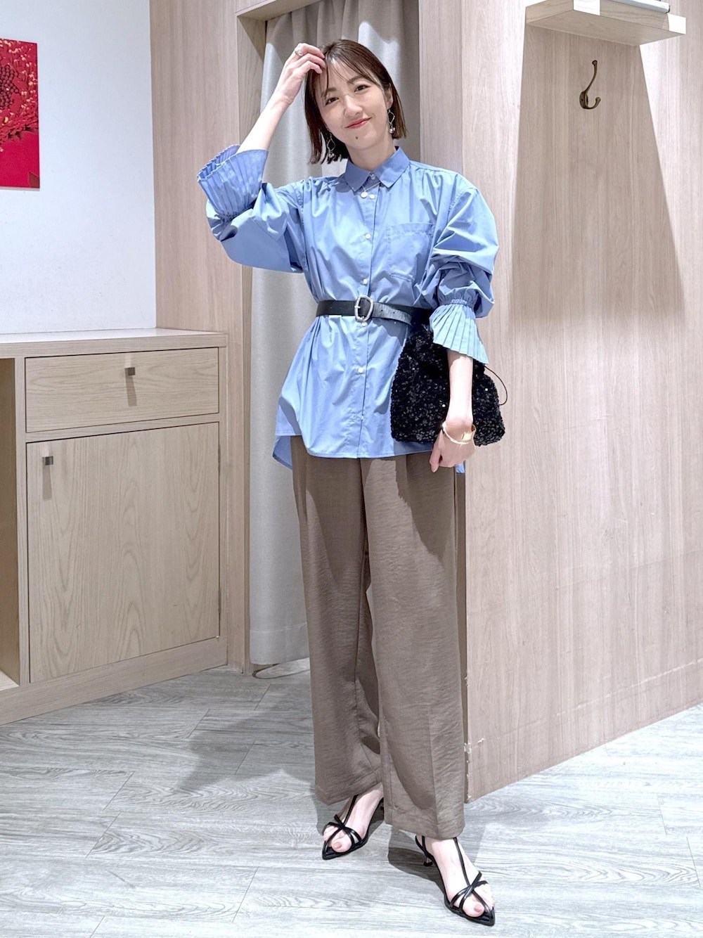 「大人シンプル、キレイめカジュアル、楽ちんコーデ、オーバーシャツ、シャツコーデ、ワイドパンツコーデ、大人女子、春コーデ、初夏コーデ、お仕事コーデ、お出かけコーデ、旅行コーデ、推し活コーデ、女子会コーデ、大人カジュアル」｜「VISのニュアンスリングベルト（ベルト、ブラック系）」を使った、eric08さん（レディース・166cm）の春コーディネートの1枚目の写真