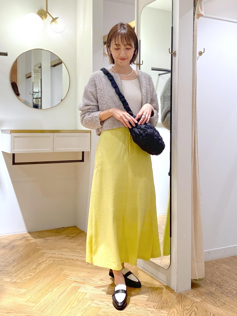 「24SS春の新作、カーディガン、ジップカーディガン、ショート丈、美イージー、美easy、黄色、Aラインスカート、Aライン、ハンドバッグ、ショルダーバッグ、羽織り、カジュアルスタイル、カジュアルコーデ、お出かけ」｜「Juzeの【HARUTA】ポインテッドトゥローファー【抗菌防臭】（ローファー、ブラック系）」を使った、eric08さん（レディース・166cm）の春コーディネートの1枚目の写真