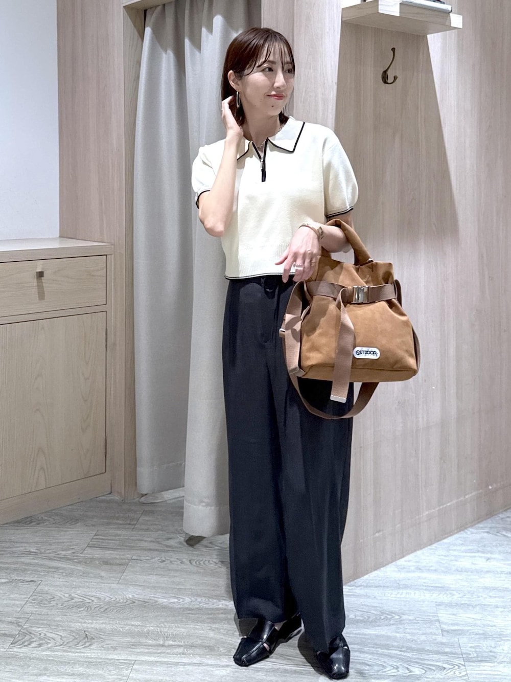 グレー系のその他パンツ、ブラウン系のトートバッグ、ホワイト系のニット/セーターを着用したレディースの夏コーディネートの1枚目の写真
