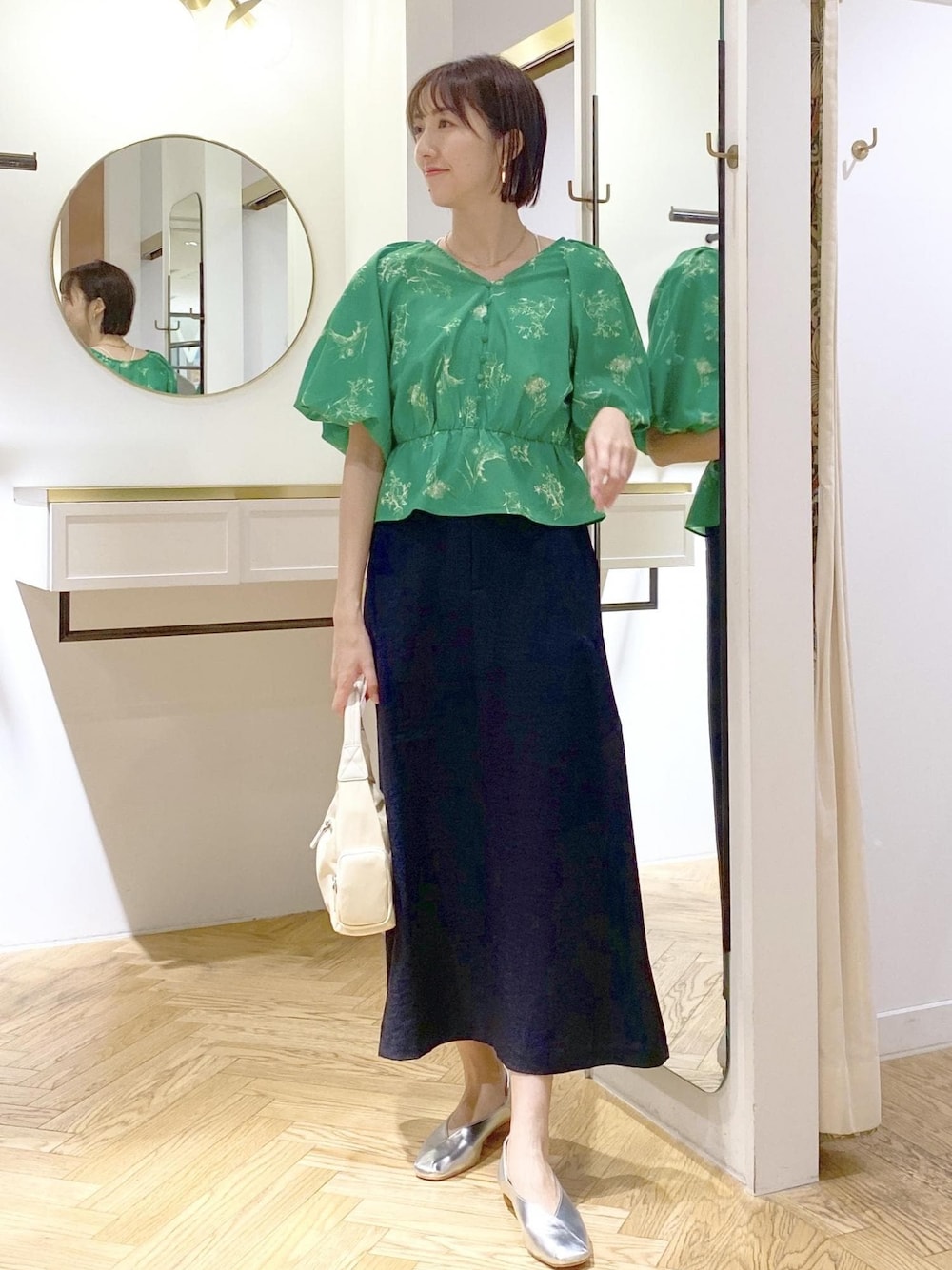 「ビス、大人カジュアル、美イージー、美easy、美easyシリーズ、スカート、Aラインスカート、スカートコーデ、スカートスタイル、ブラウス、ブラウスコーデ、ブラウススタイル、フラットシューズ、花柄、綺麗め」｜「Juzeのスクエアトゥバブーシュパンプス（パンプス、シルバー系）」を使った、eric08さん（レディース・166cm）の春コーディネートの1枚目の写真