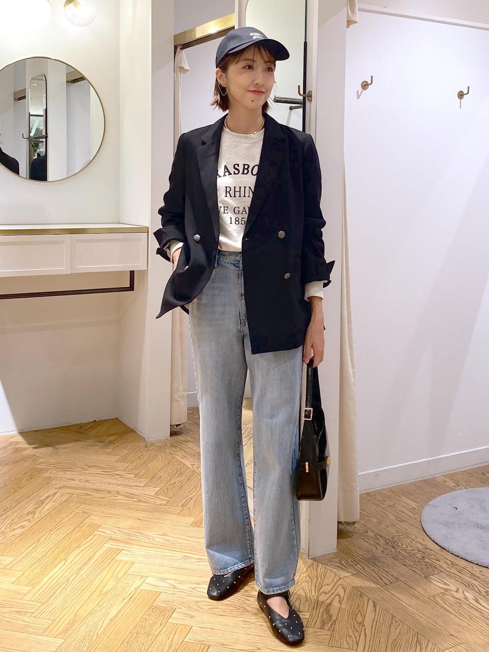 ブラック系のバレエシューズ、ホワイト系のスウェット、ブラック系のテーラードジャケットを着用したレディースの秋コーディネートの1枚目の写真