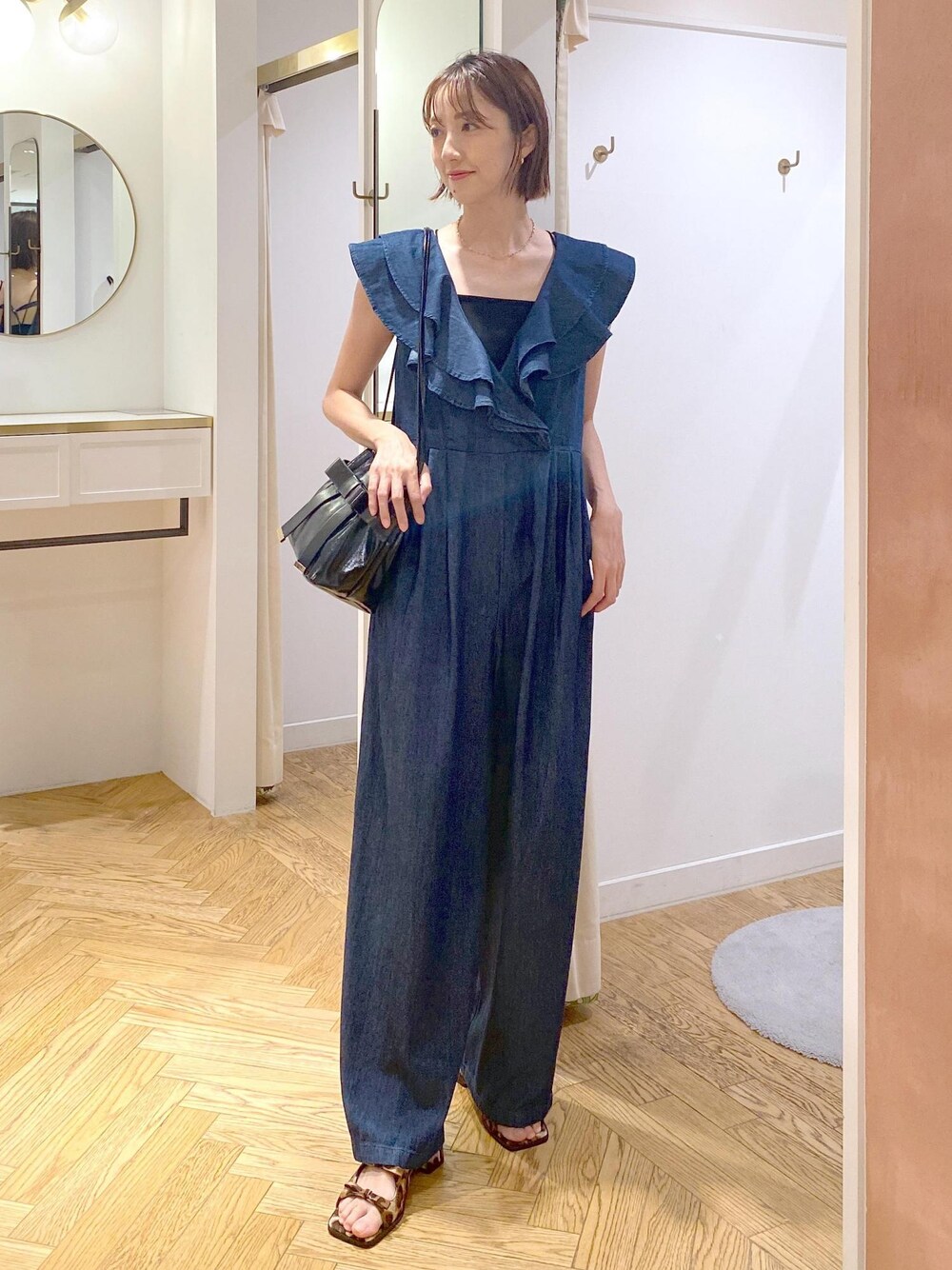 「楽ちん、サロペット、夏コーデ、デートコーデ、お出かけコーデ、旅行コーデ、フェスコーデ、推し活コーデ、女子会コーデ、大人カジュアル、体型カバー、カジュアルコーデ、シンプルコーデ、ベーシック、VIS」｜「VISのデザインチェーンチョーカーネックレス（ネックレス、ゴールド系）」を使った、eric08さん（レディース・166cm）の夏コーディネートの1枚目の写真