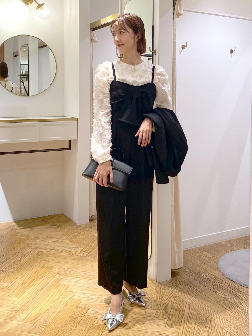 「大人シンプル、きれいめシンプル、初秋コーデ、秋コーデ、初冬コーデ、お仕事コーデ、セレモニーコーデ、結婚式コーデ、卒業式コーデ、卒園式コーデ、授業参観日コーデ、入学式コーデ、入園式コーデ、デートコーデ、お出かけコーデ」｜「Juzeのビッグリボンパンプス（パンプス、シルバー系）」を使った、eric08さん（レディース・166cm）の秋コーディネートの1枚目の写真