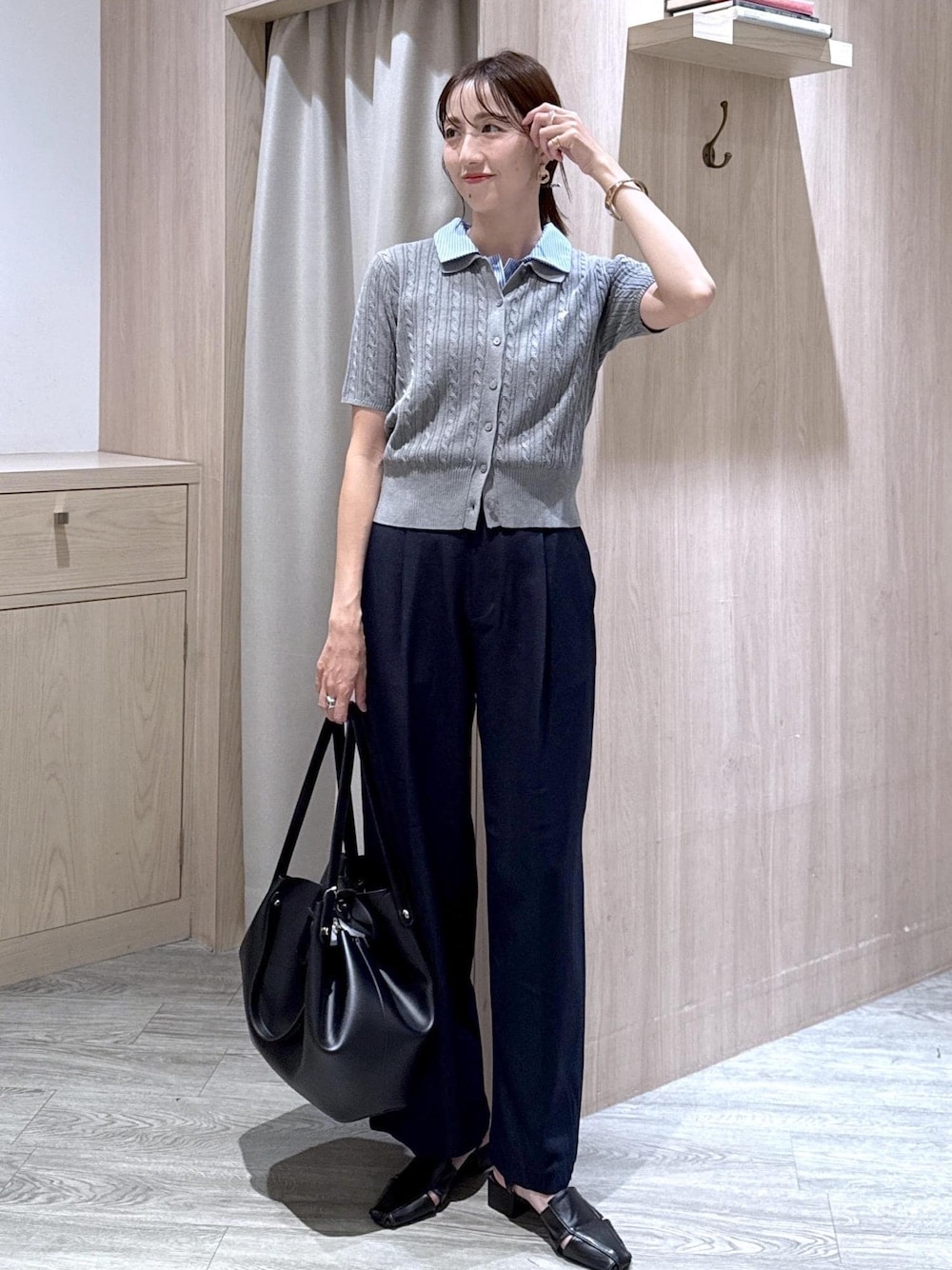 グレー系のカーディガン/ボレロ、ブルー系のその他パンツ、ブラック系のビジネスバッグを着用したレディースの夏コーディネートの1枚目の写真