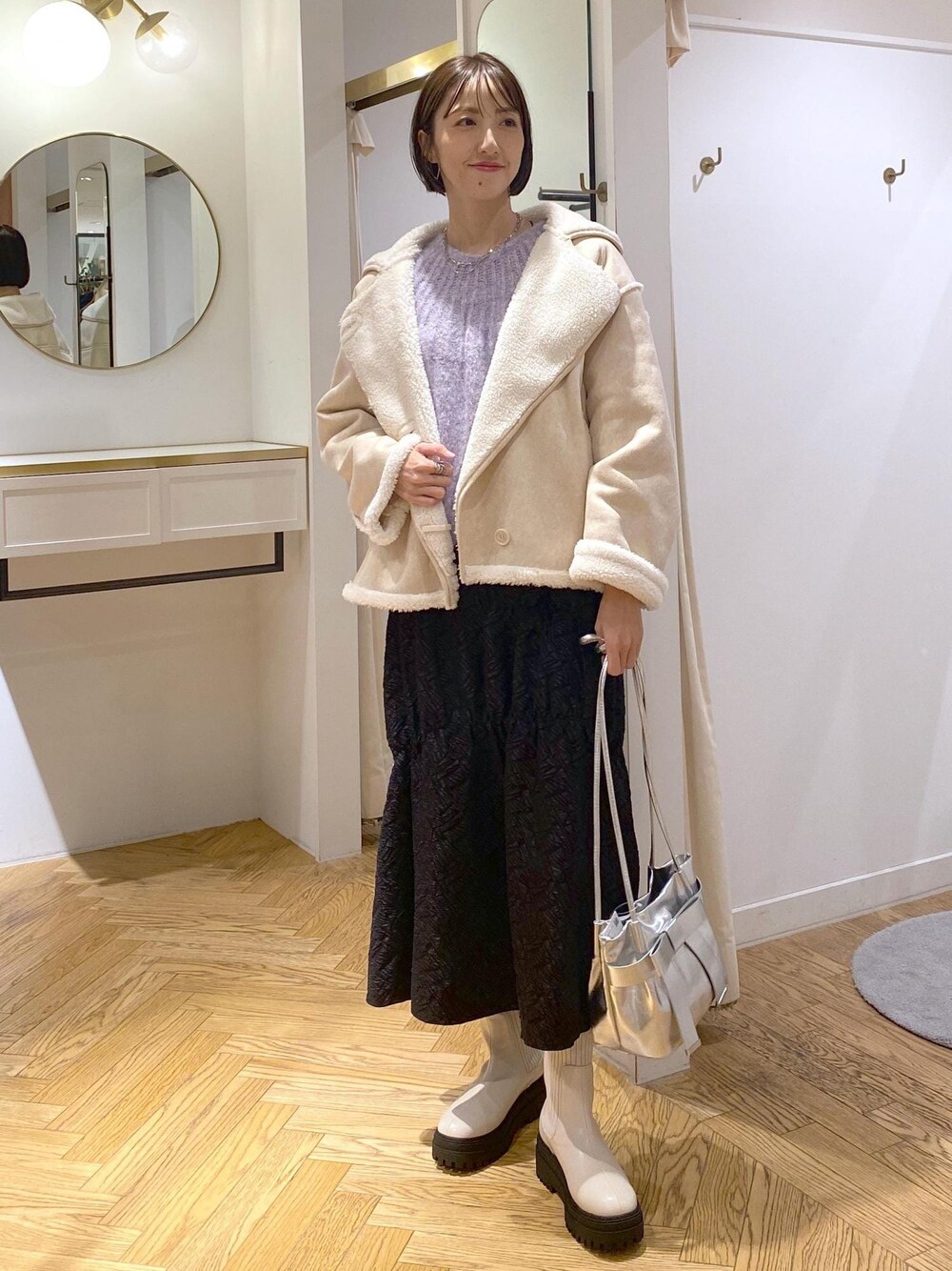 「大人シンプル、キレイめカジュアル、キレイめシンプル、カラーニット、ムートン、ムートンコート、羽織り、アウター、お出かけ、ニットコーデ、初冬コーデ、冬コーデ、デートコーデ、お出かけコーデ、旅行コーデ」｜「Juzeのタンクソールサイドニットブーツ（ブーツ、ホワイト系）」を使った、eric08さん（レディース・166cm）の冬コーディネートの1枚目の写真