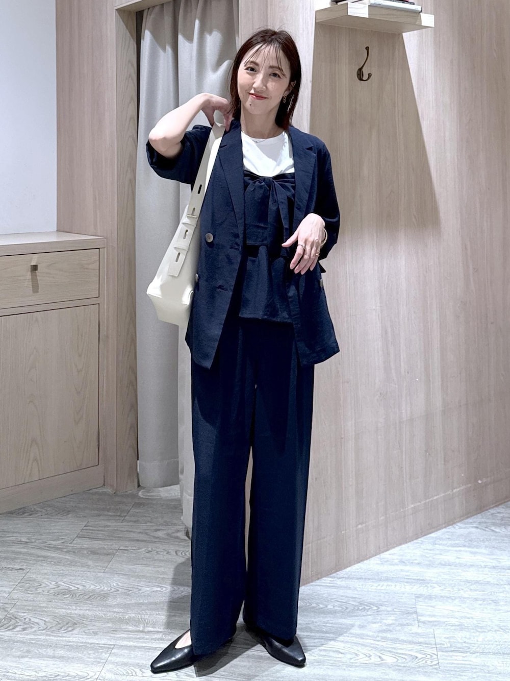 ブラック系のパンプス、ブルー系のその他パンツ、ブルー系のTシャツ/カットソーを着用したレディースの春コーディネートの1枚目の写真