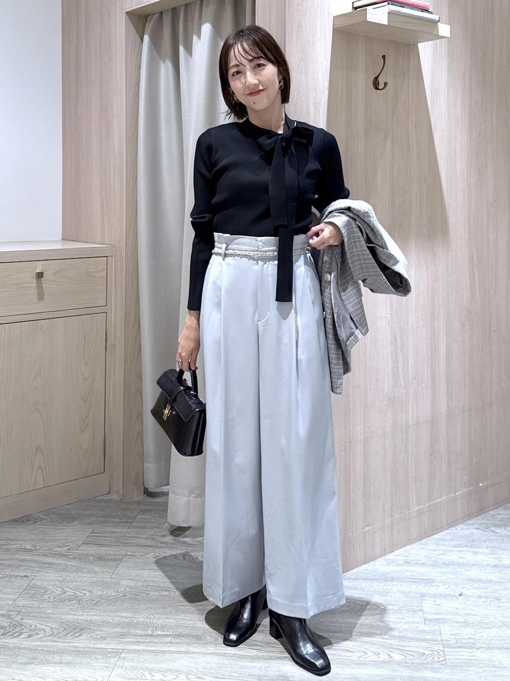 ブルー系のその他パンツ、グレー系のテーラードジャケット、ブラック系のハンドバッグを着用したレディースの秋コーディネートの1枚目の写真
