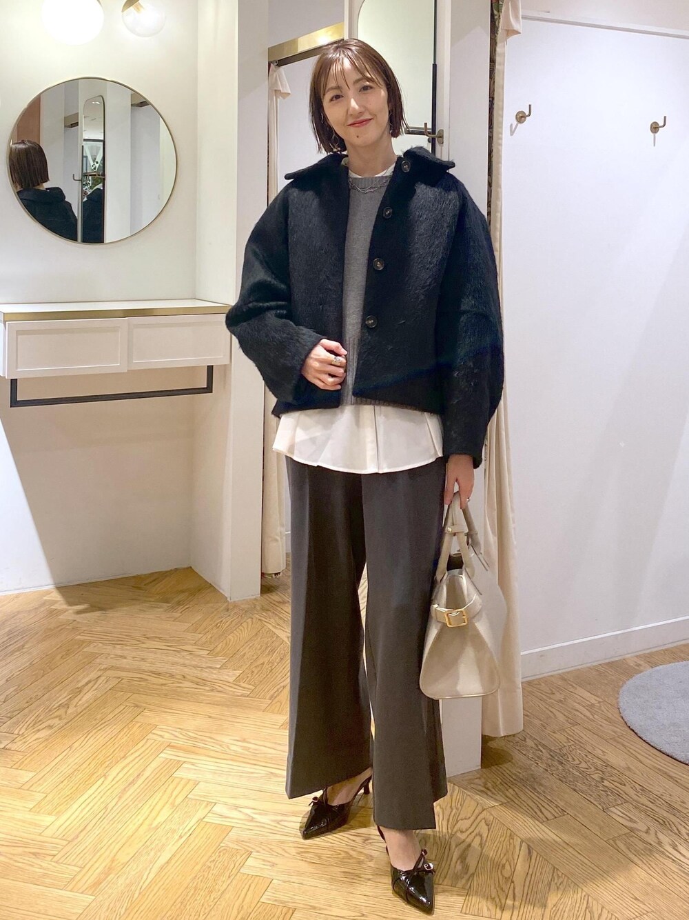 「大人シンプル、きれいめシンプル、高身長コーディネート、レイヤードコーデ、仕事、通勤、きれいめカジュアル、オフィスカジュアル、ママコーデ、アラフォー、アラフォーコーデ、初冬コーデ、冬コーデ、お仕事コーデ、授業参観日コーデ」｜「Juzeのストラップデザインパンプス（パンプス、ブラック系）」を使った、eric08さん（レディース・166cm）の冬コーディネートの1枚目の写真