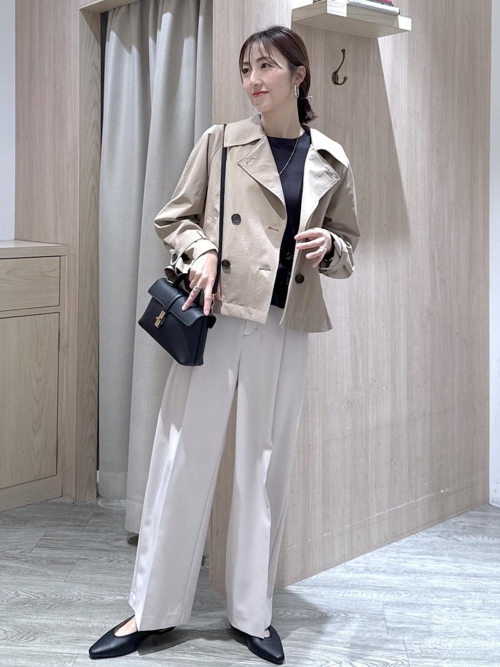 ベージュ系のその他パンツ、ブラック系のショルダーバッグ、ブラック系のパンプスを着用したレディースの冬コーディネートの1枚目の写真