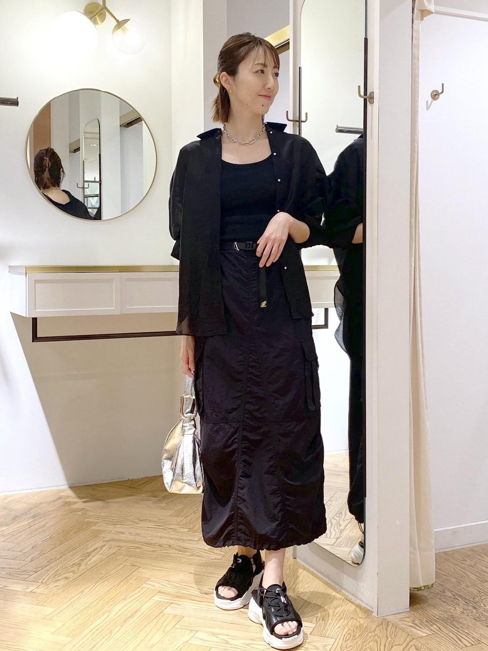 「24SS春の新作、ビス、大人カジュアル、シアーシャツ、シアー、グラミチ、GRAMICCI、Tシャツ、カーゴスカート、シルバー、メタリック、スニーカーサンダル、厚底、厚底サンダル、ワントーン」｜「VISの【洗える】カップ付きバックオープンキャミソール（キャミソール、ブラック系）」を使った、eric08さん（レディース・166cm）の春コーディネートの1枚目の写真