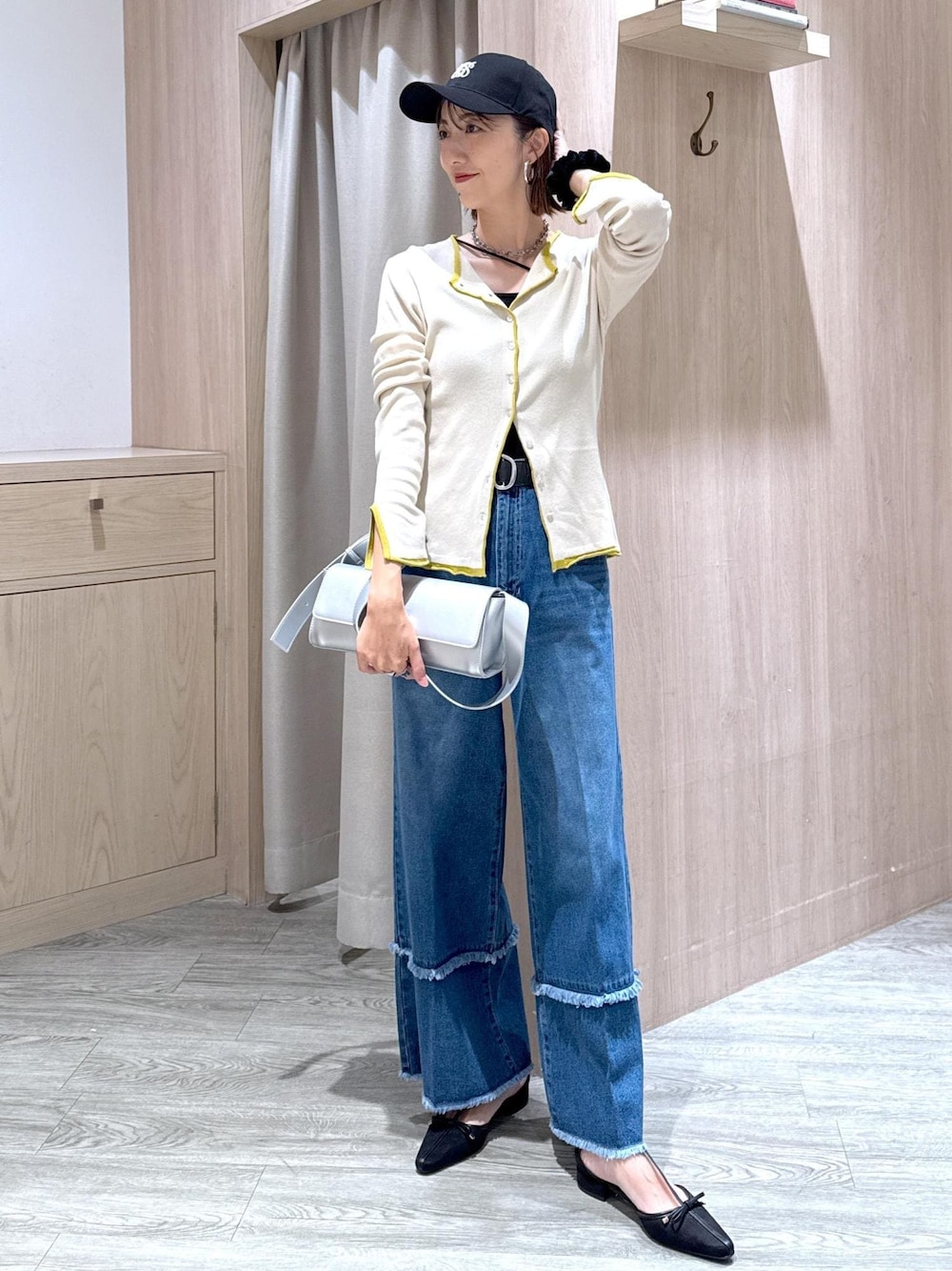 ブラック系のキャミソール、シルバー系のショルダーバッグ、ブラック系のパンプスを着用したレディースの秋コーディネートの1枚目の写真