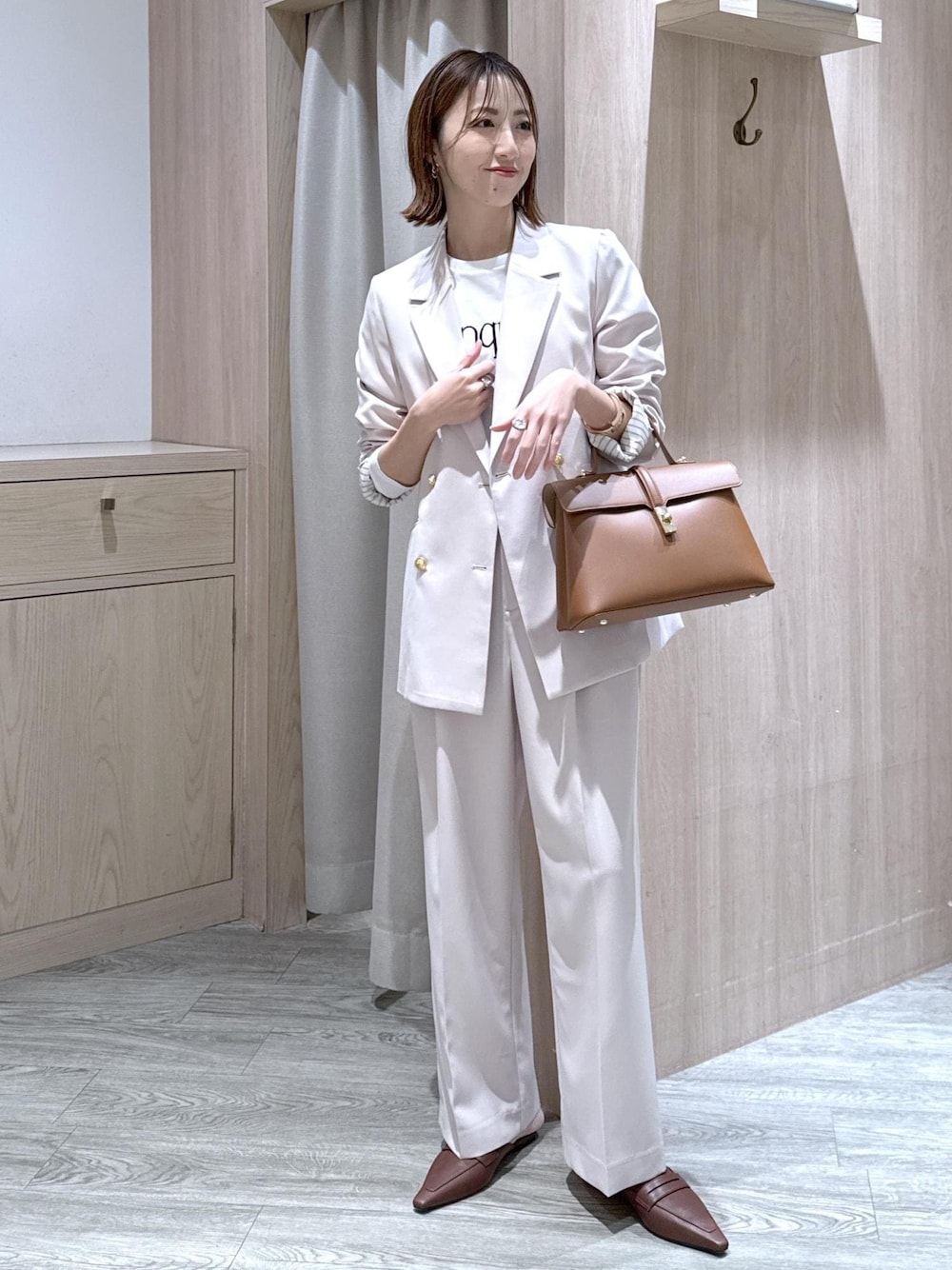 ホワイト系のTシャツ/カットソー、ベージュ系のテーラードジャケット、ベージュ系のその他パンツを着用したレディースの冬コーディネートの1枚目の写真